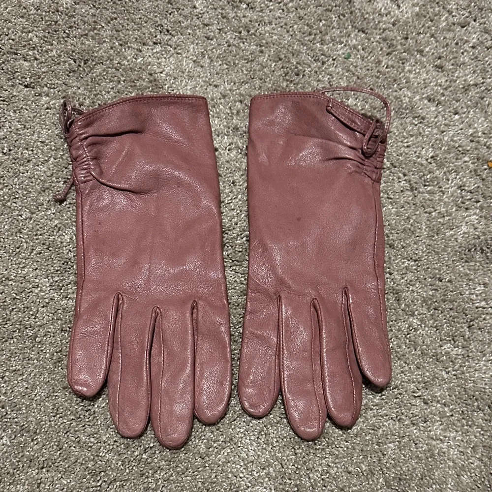 Elegant Mauve Leather Gloves